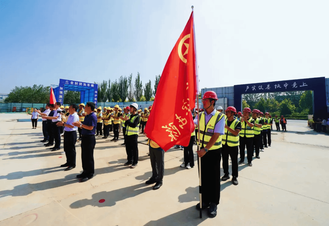 山西省人大常委會(huì)副主任、省總工會(huì)主席王純到山西建投安裝集團(tuán)全國一體化算力網(wǎng)絡(luò)山西樞紐項(xiàng)目開展“夏送清涼”慰問活動(dòng)