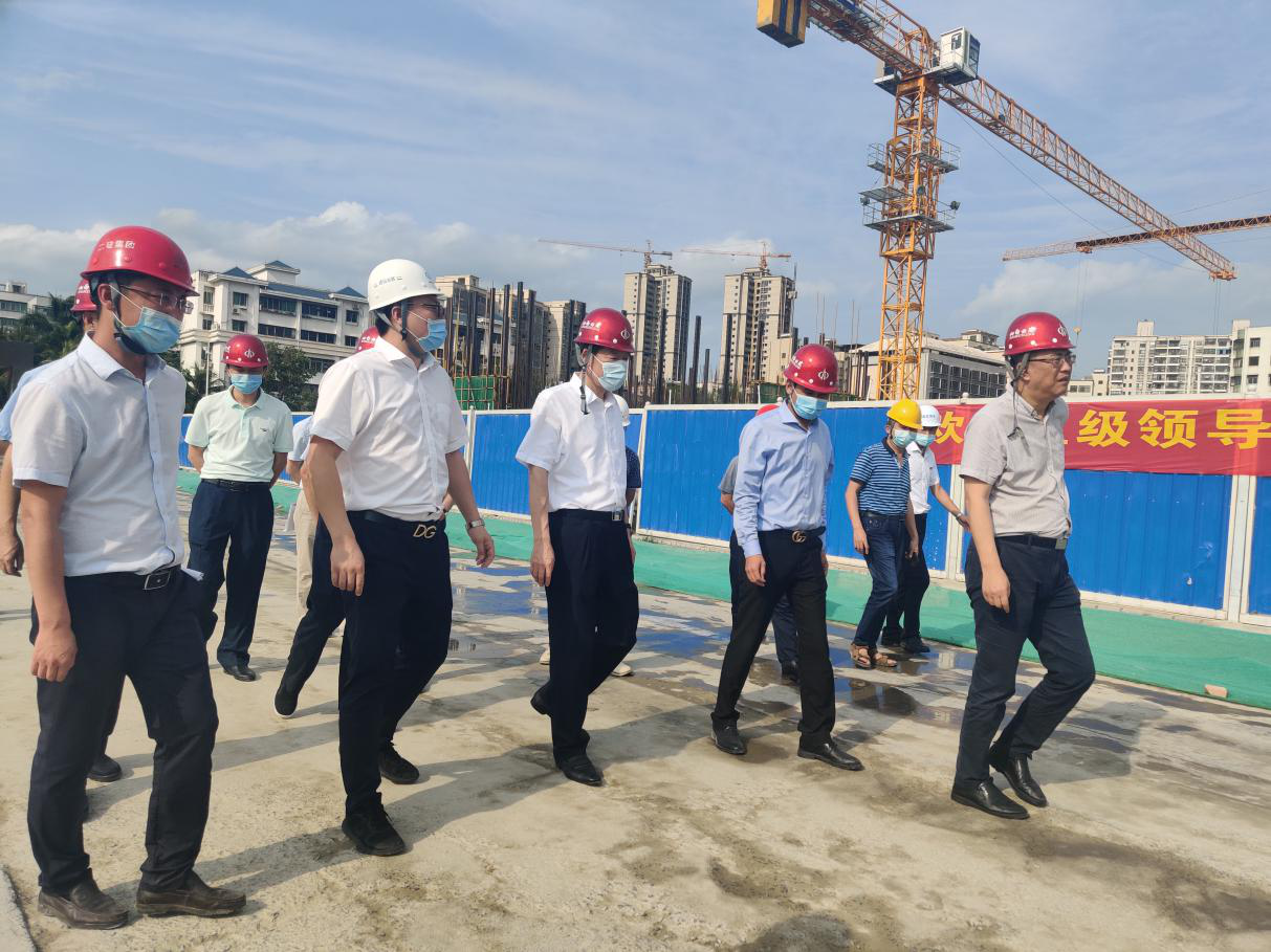 海南省副省長馮忠華一行到山西建投四建集團承建的?？诿郎峒卧讽椖空{研