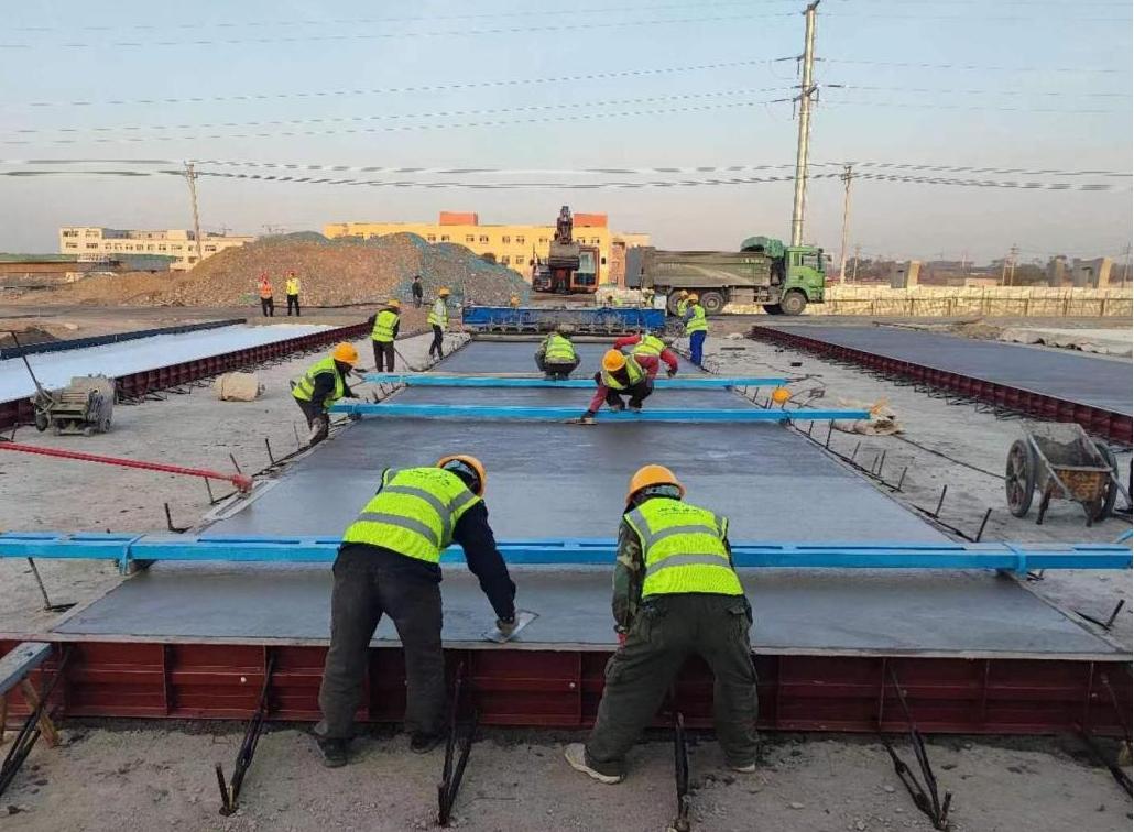 山西建投機(jī)械化集團(tuán)承建的新疆烏魯木齊機(jī)場改擴(kuò)建項(xiàng)目道面混凝土試驗(yàn)段開始澆筑