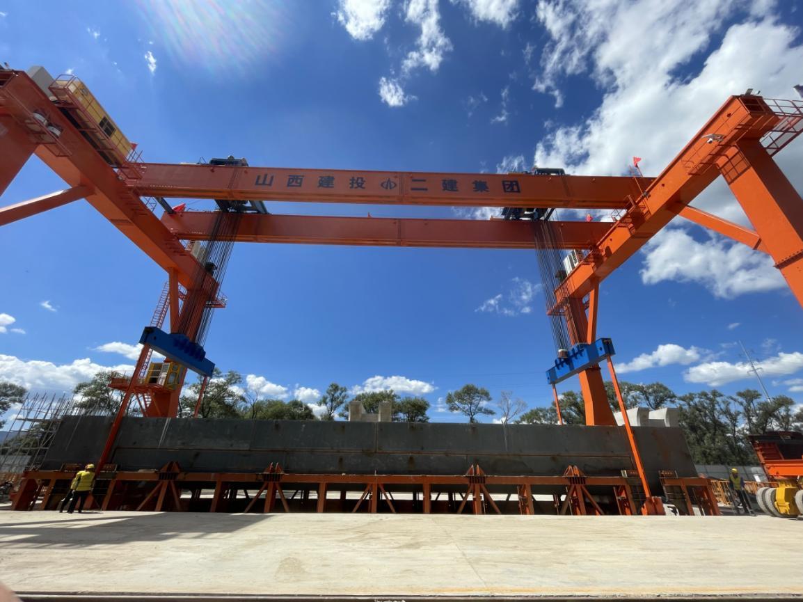 山西建投二建集團(tuán)承建的大同高速飛車(chē)項(xiàng)目首孔梁圓滿(mǎn)完成吊裝