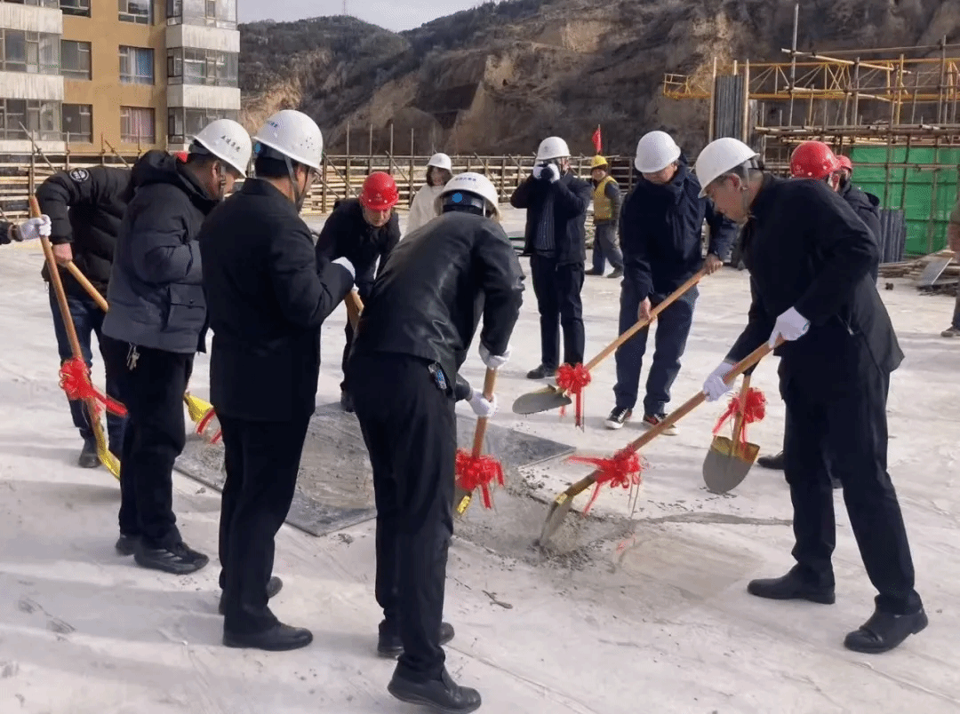 山西建投五建集團承建的城北蘇家崖沙麻溝安置小區(qū)小學建設(shè)項目主體結(jié)構(gòu)全面封頂