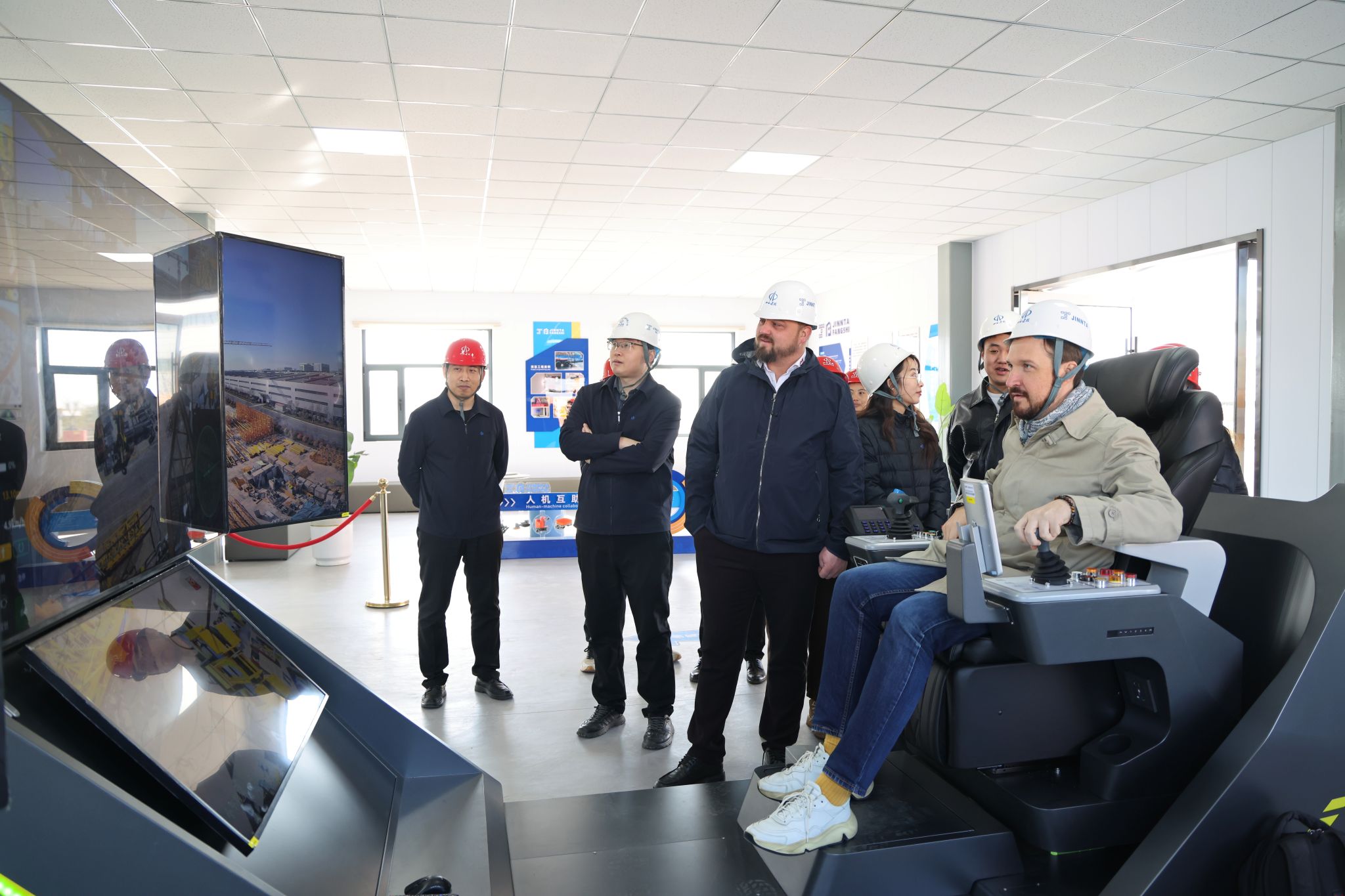 山西建投工程機(jī)械公司與俄羅斯客商開展技術(shù)、商務(wù)交流