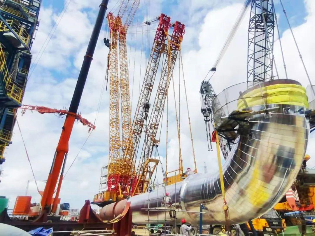 山西建投安裝集團(tuán)廣東石化項(xiàng)目大口徑乙苯管道成功吊裝