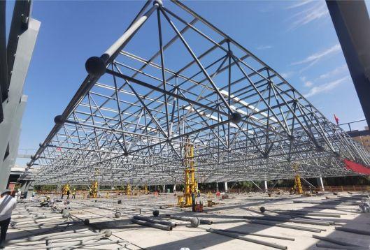 山西建投瀟河產業(yè)公司承建的山西師范大學實訓樓項目網(wǎng)架頂升圓滿成功