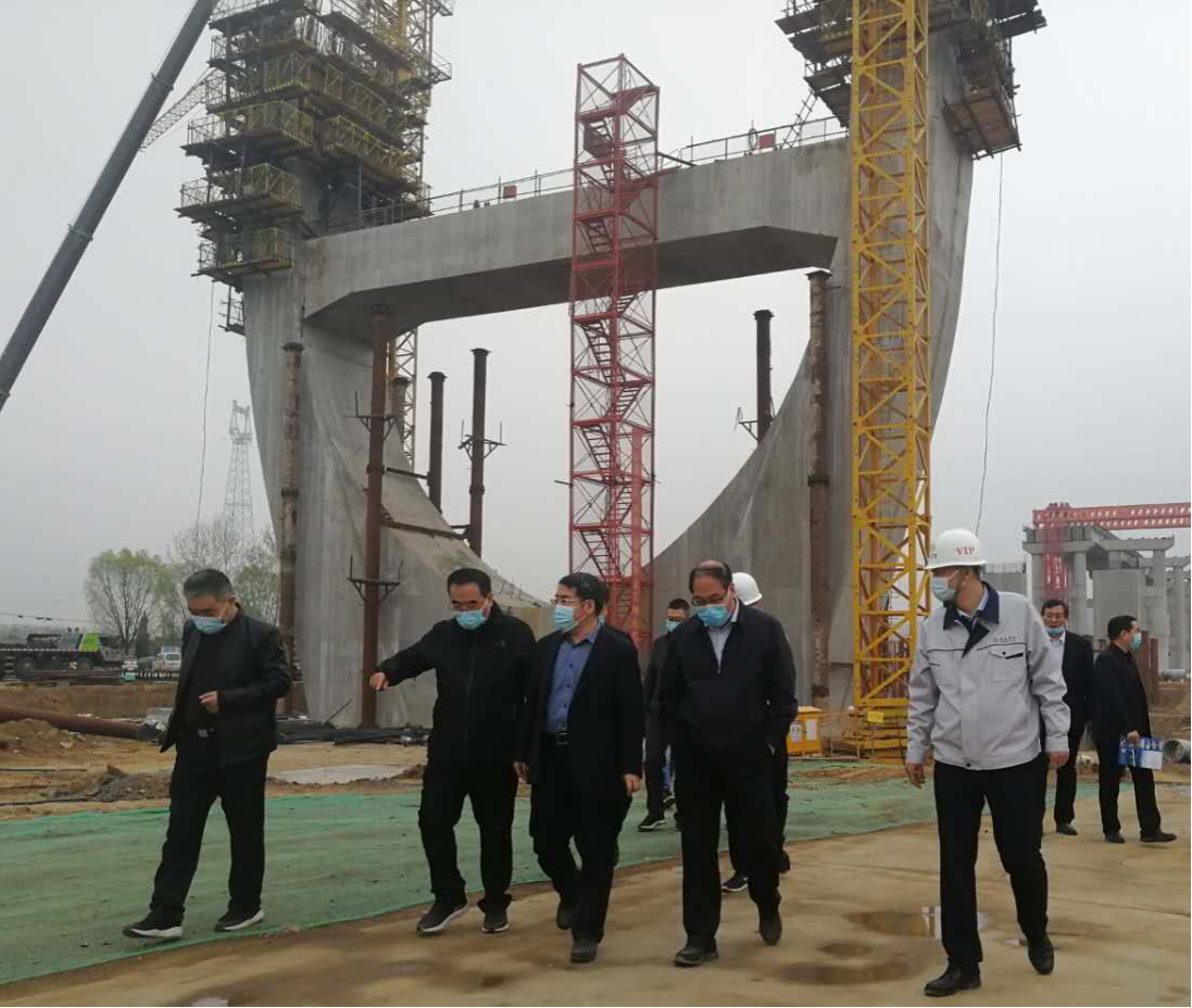 晉城市委常委、常務副市長張利鋒一行在山西建投承建的國道G342項目調研
