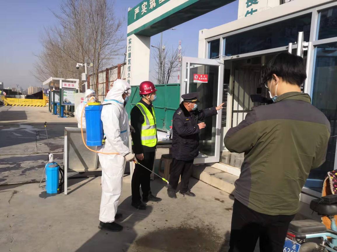 迎澤區(qū)執(zhí)法隊(duì)到山西建投四建集團(tuán)雅居樂江山賦項(xiàng)目檢查揚(yáng)塵治理及疫情防控工作