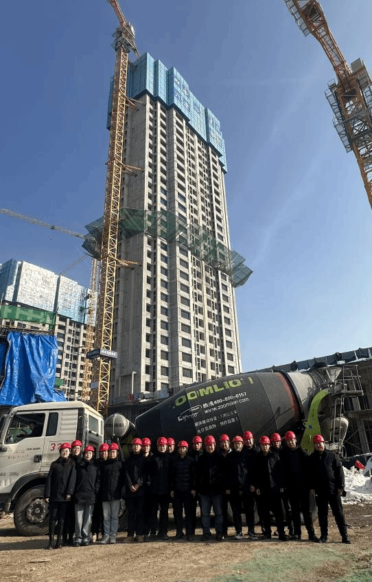 山西建投六建集團(tuán)承建的晉源區(qū)金勝村、棘針村城中村改造安置項(xiàng)目（A區(qū)）首棟樓喜封金頂