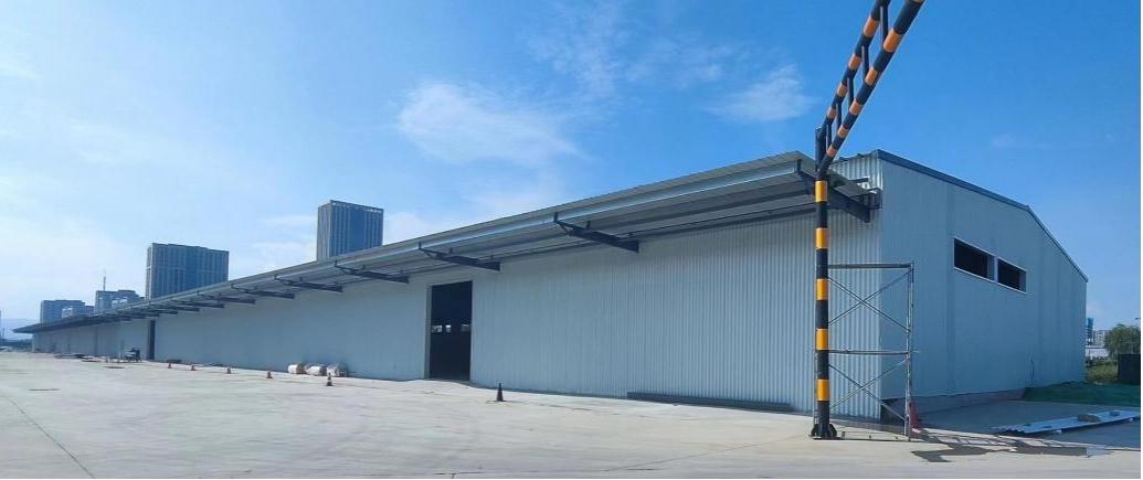 山西建投瀟河產(chǎn)業(yè)公司承建的海爾物流薛店倉庫項(xiàng)目鋼結(jié)構(gòu)主體順利封頂