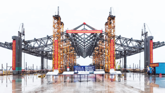 山西建投瀟河產(chǎn)業(yè)公司承建的太原武宿國際機(jī)場(chǎng)T3航站樓東、西指廊項(xiàng)目屋蓋桁架首段提升圓滿成功