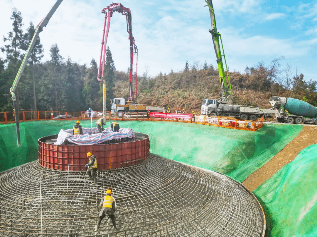 山西建投安裝集團(tuán)桐梓縣花秋東山一期風(fēng)電場(chǎng)項(xiàng)目首臺(tái)風(fēng)機(jī)基礎(chǔ)澆筑完成