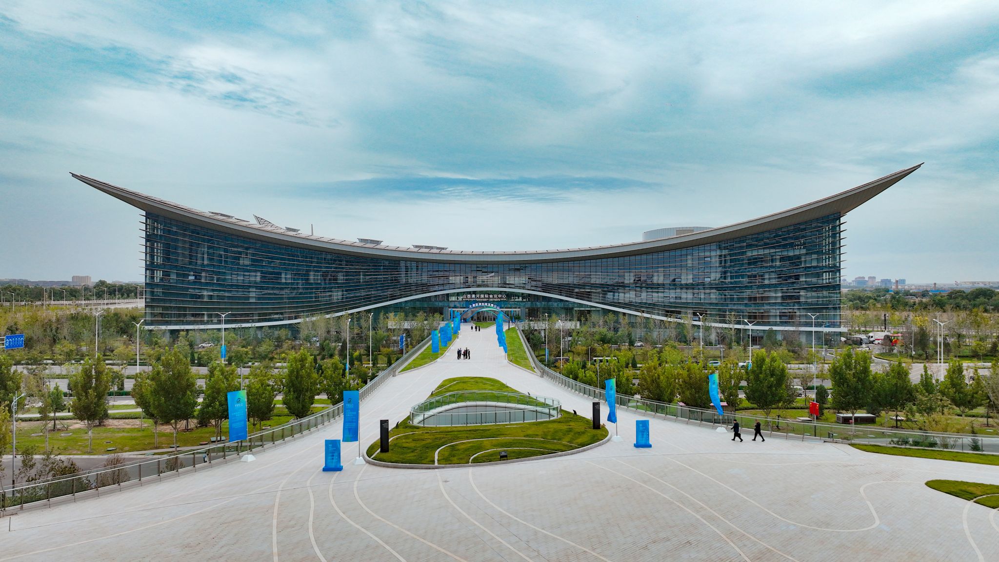 山西瀟河國際會議會展中心及配套酒店群圓滿完成2025年太原能源低碳發(fā)展論壇與能源產(chǎn)業(yè)博覽會服務(wù)保障任務(wù)