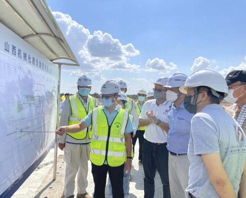柬埔寨暹粒吳哥國(guó)際機(jī)場(chǎng)建設(shè)委員會(huì)主席率團(tuán)調(diào)研山西建投機(jī)械化集團(tuán)承建的吳哥國(guó)際機(jī)場(chǎng)項(xiàng)目