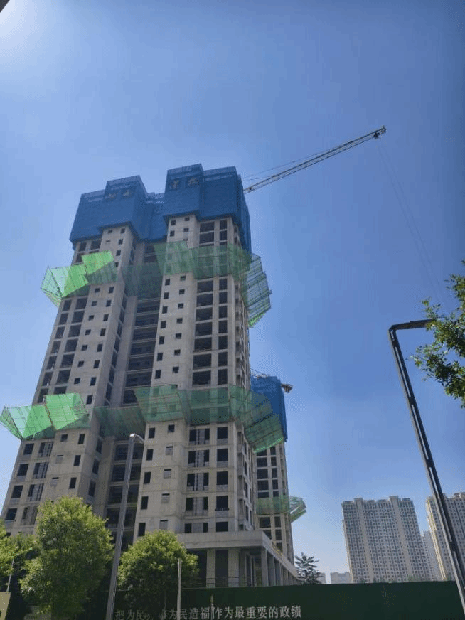 山西建投四建集團(tuán)承建的太原遠(yuǎn)大購(gòu)物廣場(chǎng)·南上莊城中村改造項(xiàng)目C區(qū)北座主體結(jié)構(gòu)封頂