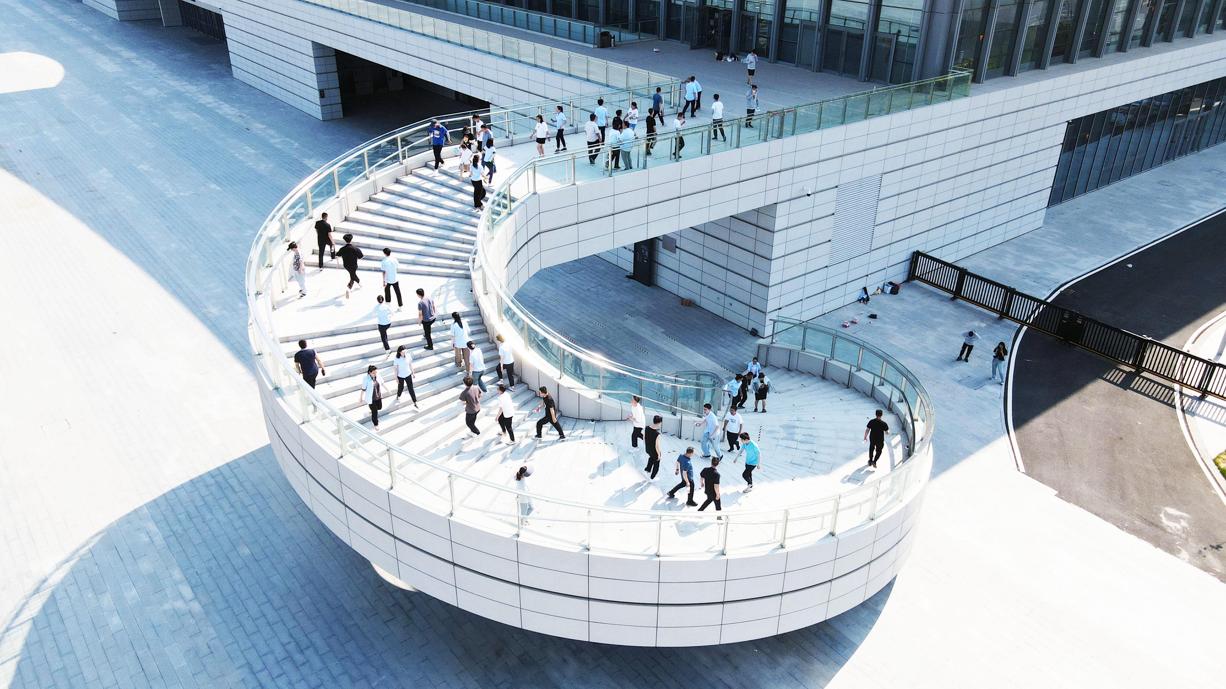 瀟河國際會展中心完成旋轉(zhuǎn)鋼樓梯振動加載試驗(yàn)