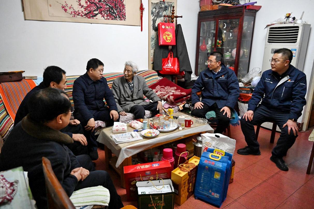 情系老干部慰問(wèn)暖人心