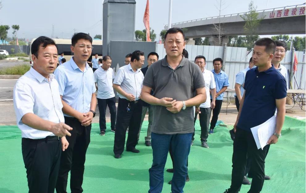 晉中副市長(zhǎng)在山西建投三建集團(tuán)承建的龍城大街區(qū)域路網(wǎng)、電力管溝建設(shè)項(xiàng)目