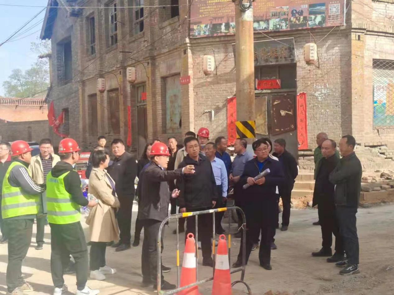 長治市上黨區(qū)區(qū)長在山西建投機(jī)械化集團(tuán)蔭城古鎮(zhèn)項(xiàng)目調(diào)研