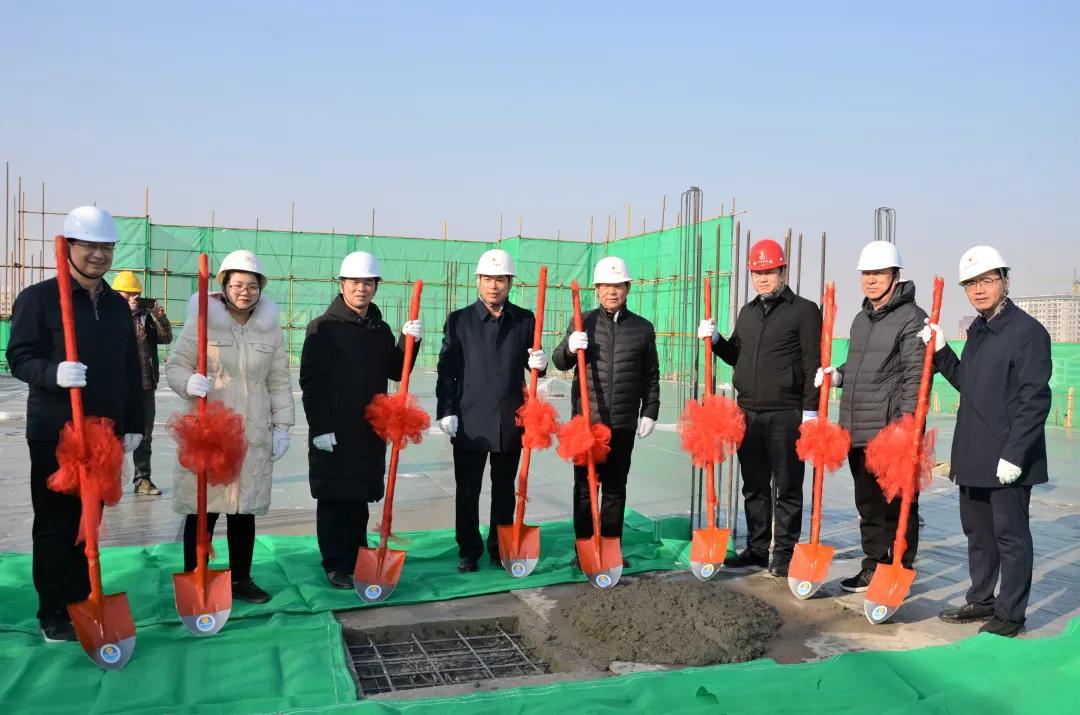 山西建投建工集團曲沃縣人民醫(yī)院綜合樓建設項目主體結(jié)構(gòu)順利封頂