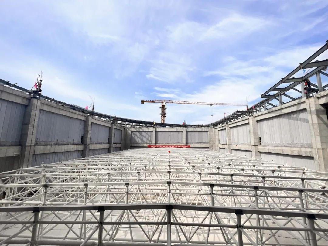 山西建投六建集團承建的山陰縣場館建設(shè)項目會展中心網(wǎng)架提升圓滿完成