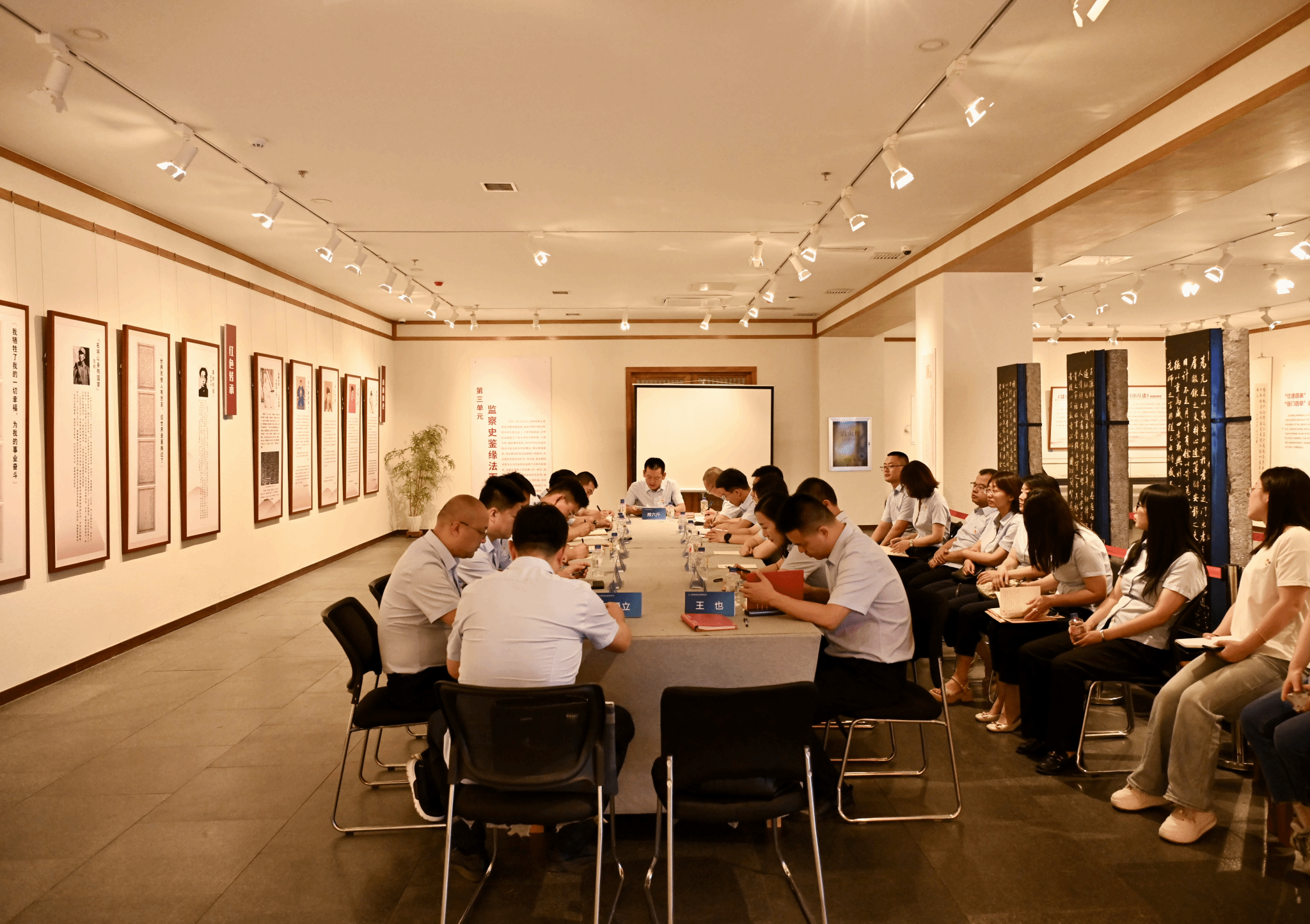 山西建投低碳環(huán)保（煤規(guī)院）集團(tuán)組織黨員干部赴雙塔博物館廉政教育基地參觀并召開理論學(xué)習(xí)中心組學(xué)習(xí)（擴(kuò)大）會(huì)