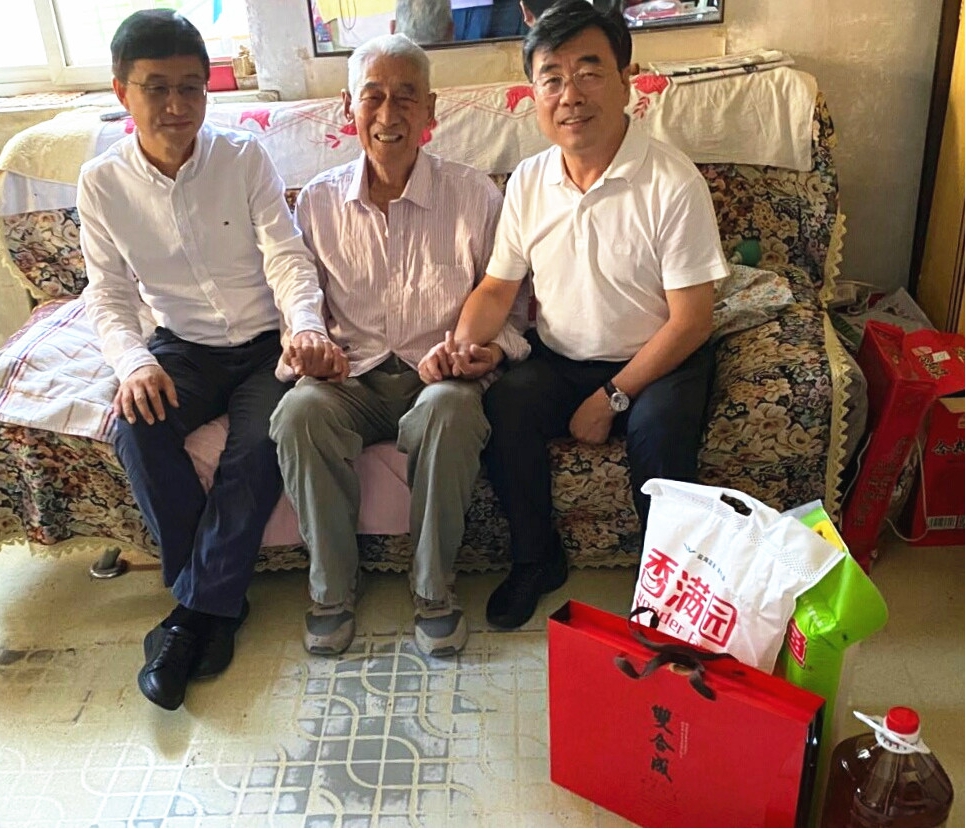 國慶中秋迎佳節(jié) 情誼濃濃暖人心 ——山西建投機(jī)械化集團(tuán)開展兩節(jié)前慰問活動(dòng)