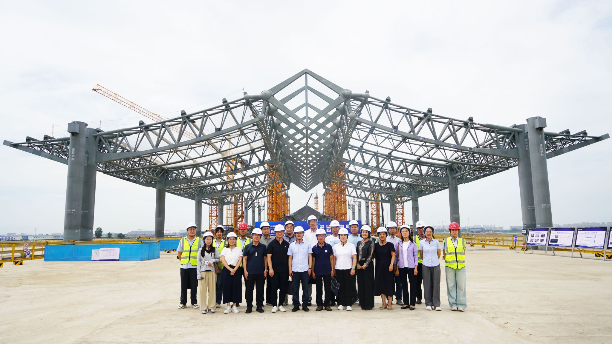 山西省鋼結(jié)構(gòu)協(xié)會(huì)專家團(tuán)到山西建投瀟河產(chǎn)業(yè)公司承建的太原武宿國(guó)際機(jī)場(chǎng)三期改擴(kuò)建工程T3航站樓項(xiàng)目觀摩指導(dǎo)
