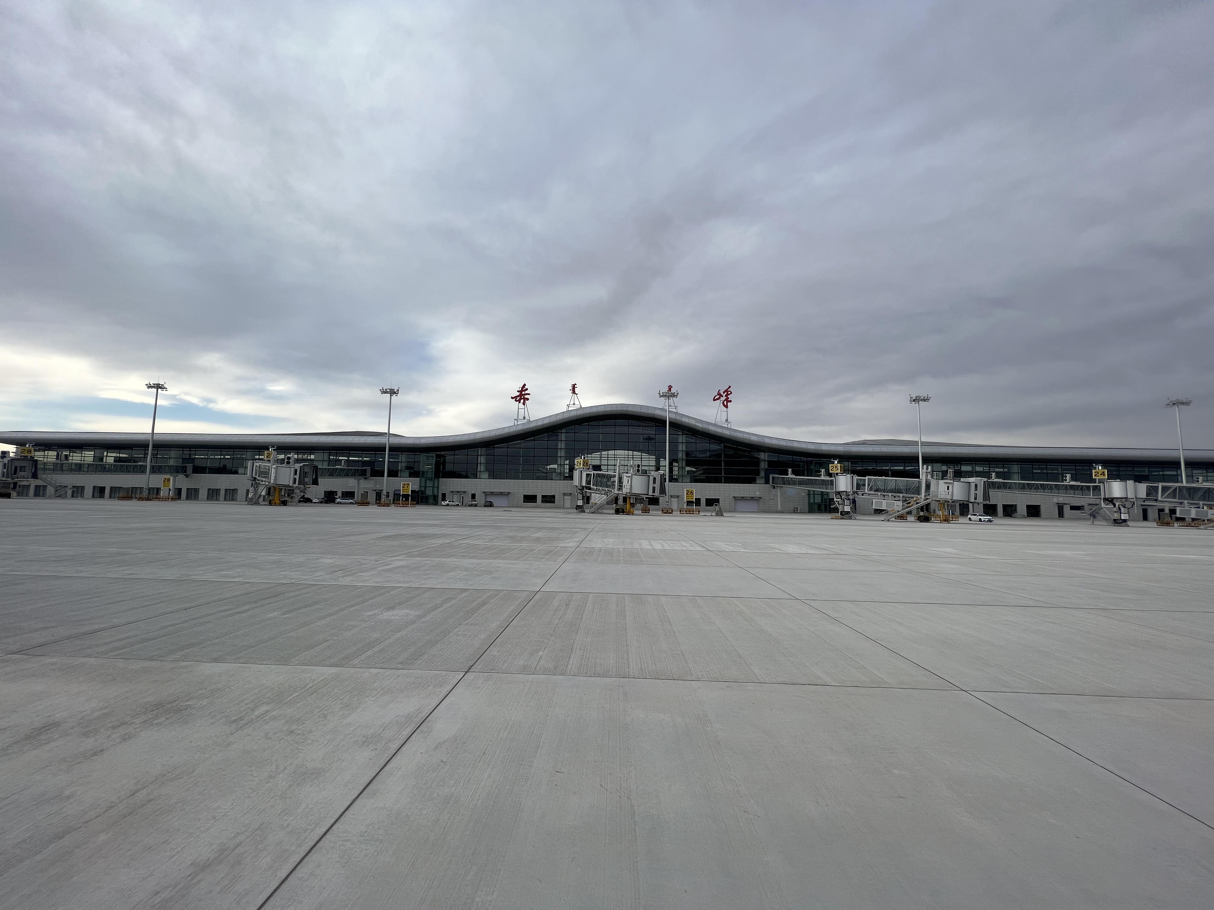 山西建投機(jī)械化集團(tuán)赤峰軍民合用機(jī)場改擴(kuò)建工程飛行區(qū)場道工程通過竣工驗(yàn)收