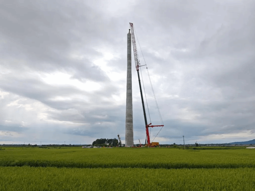山西建投安裝集團(tuán)承建的黑龍江省通河200MW風(fēng)儲(chǔ)一體化項(xiàng)目首臺(tái)風(fēng)機(jī)混塔段吊裝完成