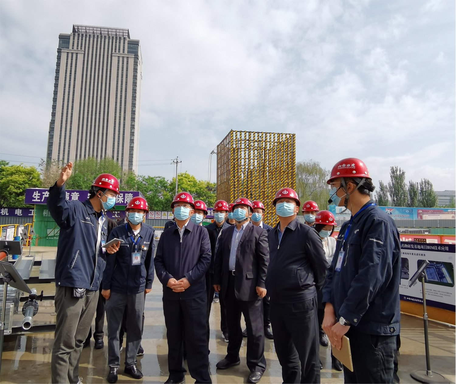 山西省委開發(fā)區(qū)常態(tài)化督導(dǎo)組在山西建投四建集團(tuán)承建的山西基因診斷及藥物研發(fā)基地項(xiàng)目調(diào)研