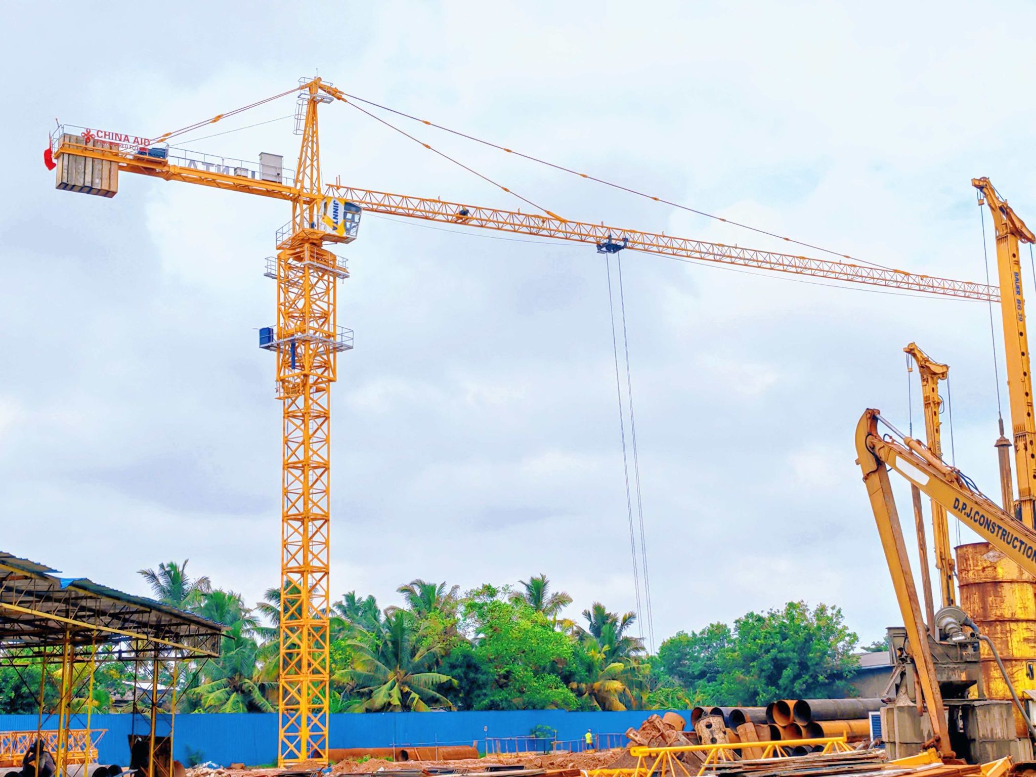 山西建投工程機械公司晉塔首臺塔機在斯里蘭卡科倫坡立塔并投入使用