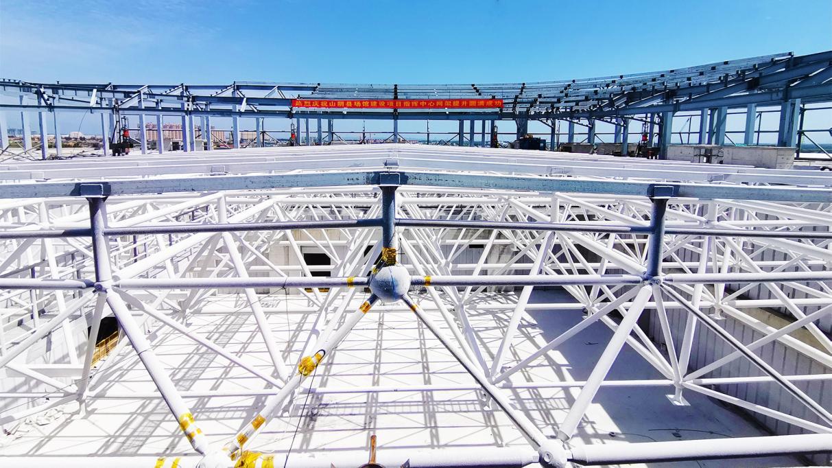 山西建投瀟河產(chǎn)業(yè)公司鋼結(jié)構(gòu)專(zhuān)業(yè)承建的山陰縣場(chǎng)館建設(shè)項(xiàng)目圓滿(mǎn)完成指揮中心網(wǎng)架提升