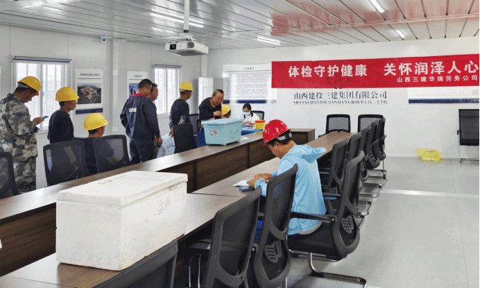 產(chǎn)業(yè)工人們有序排隊參與體檢