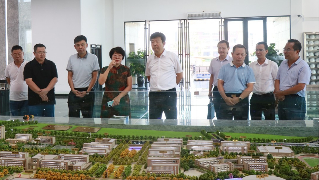 山西省人力資源和社會(huì)保障廳黨組成員、副廳長(zhǎng)在山西建投承建的職教港項(xiàng)目調(diào)研