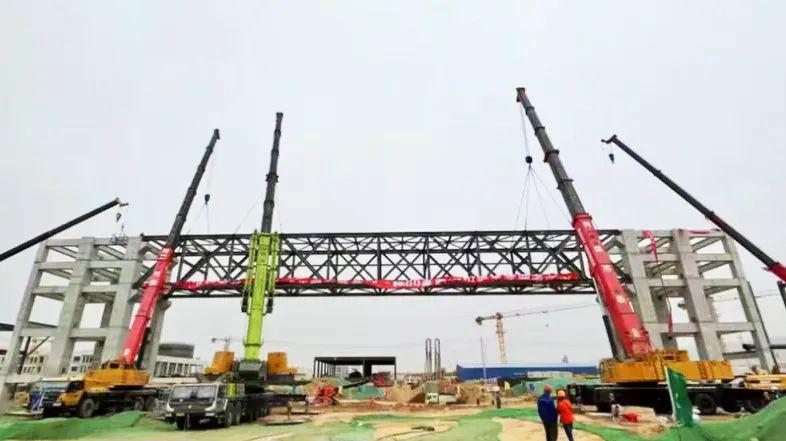 山西建投安裝集團(tuán)合成生物產(chǎn)業(yè)生態(tài)園公共管廊項(xiàng)目榀鋼桁架順利吊裝