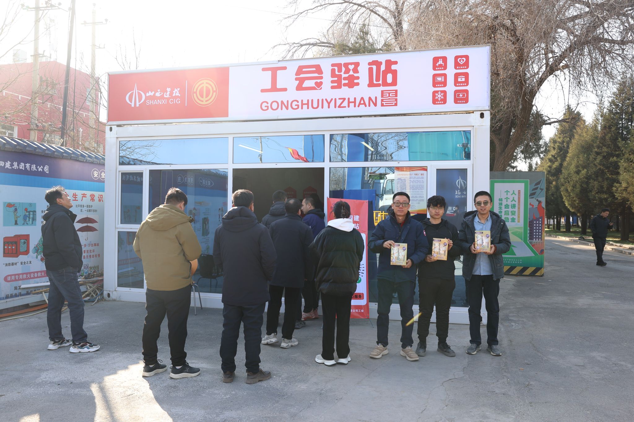 山西建投四建集團開展義務(wù)理發(fā)送溫暖活動