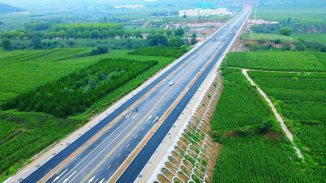 山西建投八建集團五臺縣溝南片區(qū)綜合管網(wǎng)及配套設施建設項目：道路“黑化”煥新顏 鋪就民生“幸福路”