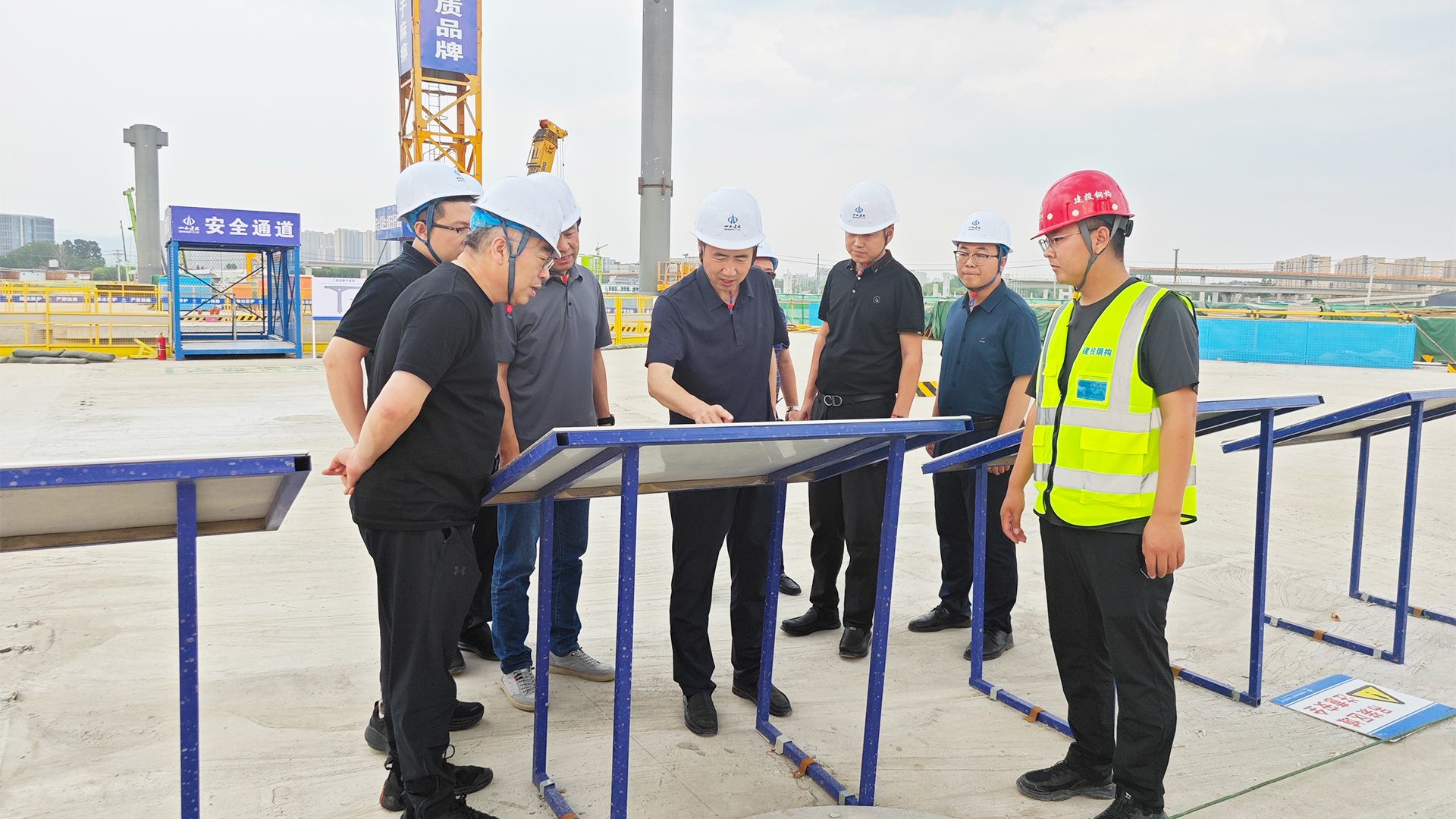 中國(guó)鐵設(shè)公路事業(yè)部、山西交科檢測(cè)領(lǐng)導(dǎo)一行到山西建投瀟河產(chǎn)業(yè)公司承建項(xiàng)目考察交流