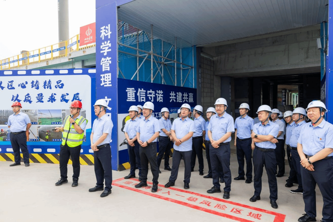 山西建投集團(tuán)檢查指導(dǎo)山西建投總承包公司承建的太原武宿國際機(jī)場三期改擴(kuò)建工程T3航站樓東指廊項(xiàng)目