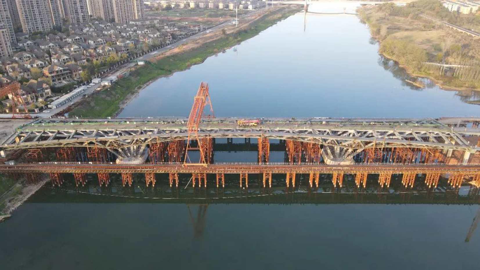 山西建投三建集團(tuán)承建的全國(guó)首座掌托型橋梁——江西上饒?jiān)票谭宕髽虺晒淆? class=